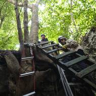 Členové dobrovolnické skupiny Urban Cenotes opouštějí jednu z jeskyní poté, co odstranili odpadky zanechané místními. Problémem tak není jen stavba trati, ale i potenciální příliv turistů, kteří po sobě neuklízejí.