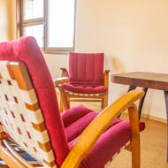 Nechybí pohodlná křesla a stolek s trefným názvem Pavouk.