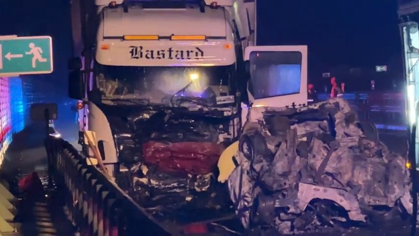 Srážka v protisměru na D10: Osobní auto po střetu s náklaďákem shořelo, řidič nepřežil
