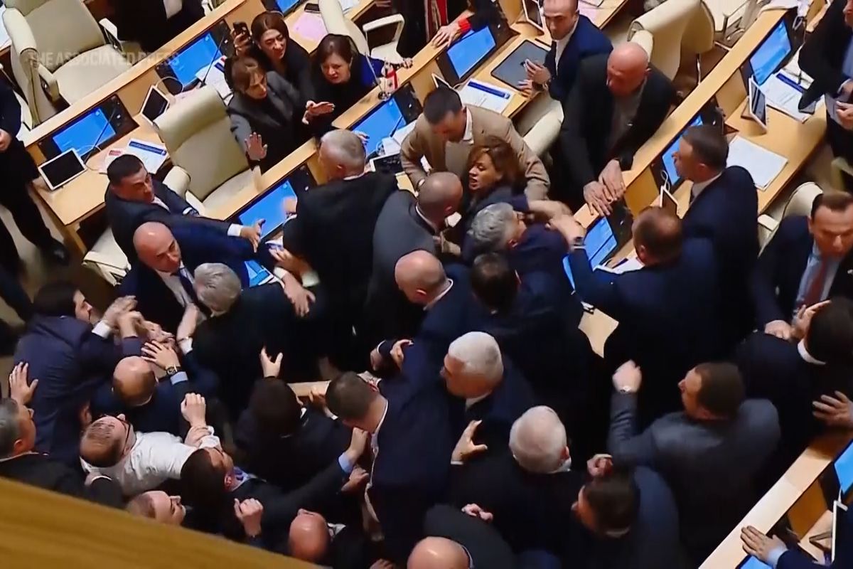 Policie zasáhla proti protestujícím snažícím se dostat do gruzínského parlamentu