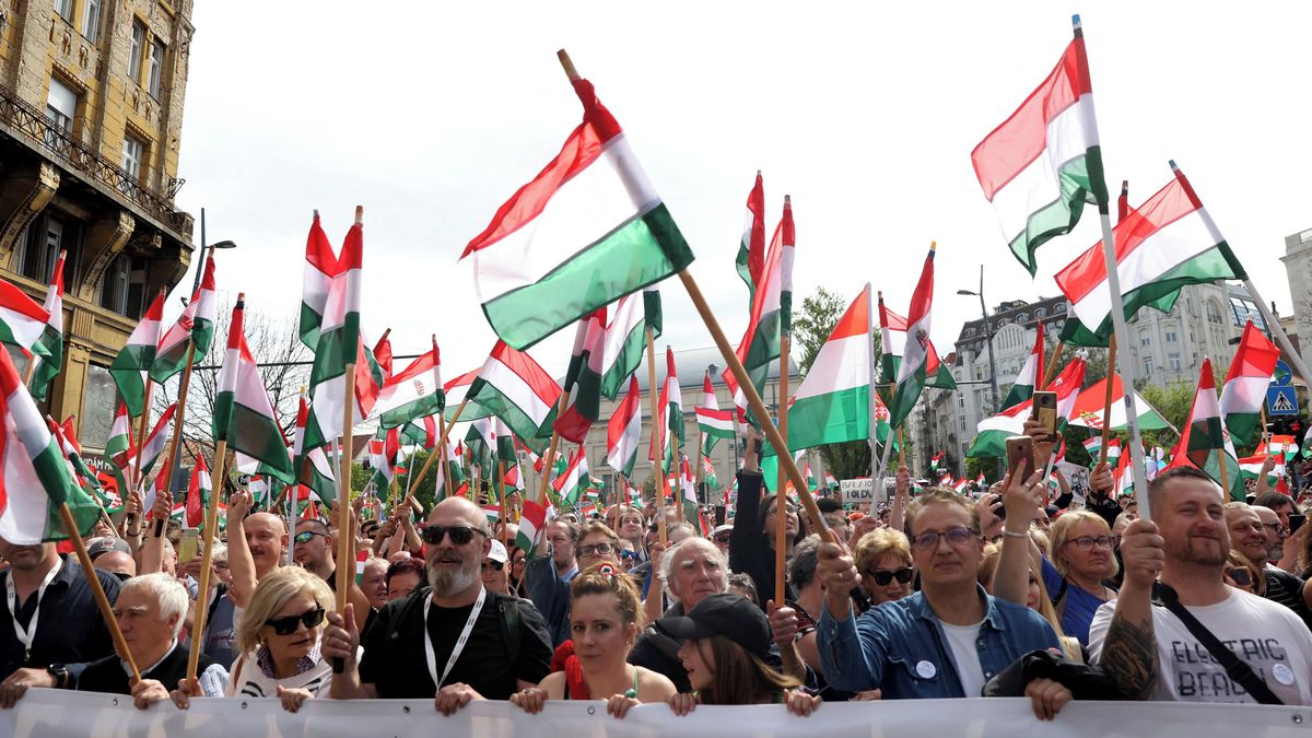 PŘEHLEDNĚ: Jak fungují volby v Maďarsku a proč nahrávají Fideszu
