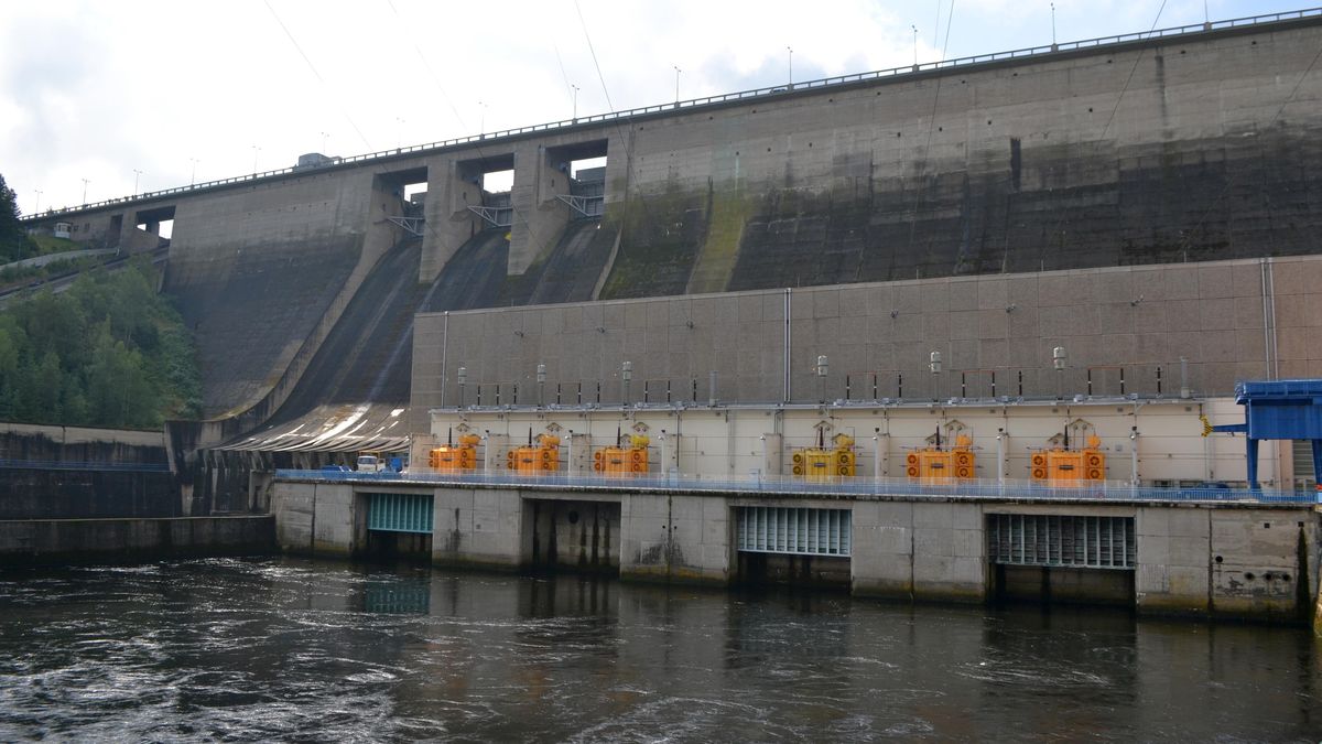 Na vodní elektrárnu Orlík se zase valí voda tunely většími než v metru