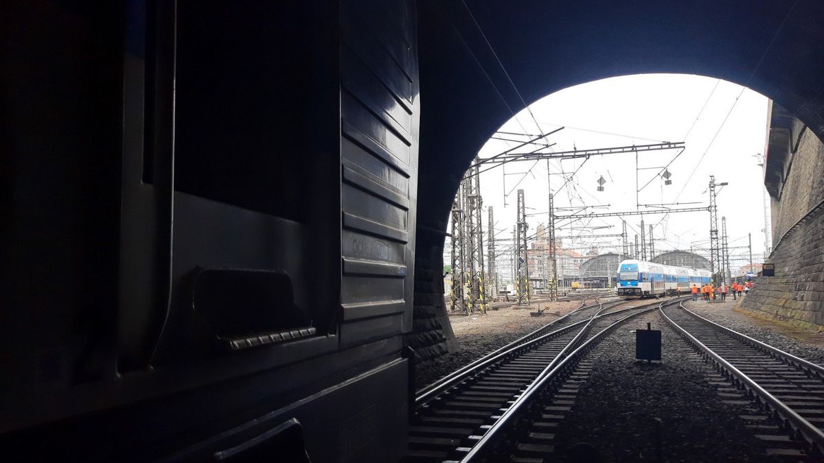 Vlak se na hlavním nádraží v Praze srazil se stojící lokomotivou. Projel návěstidlo Stůj