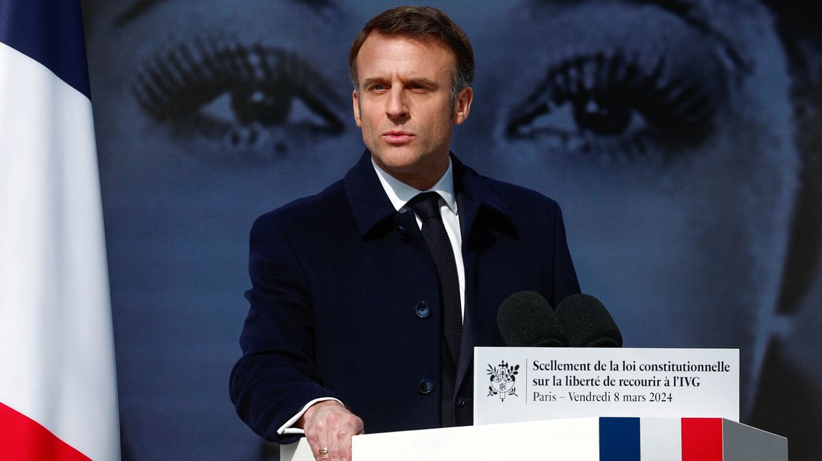 Macron: Právo na potrat je třeba prosadit napříč EU