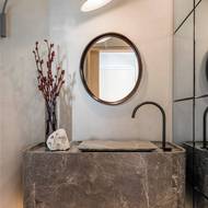 Bonbonkem jedné z koupelen je zavěšený umývací set z mramoru s odstranitelným vrchním plátem