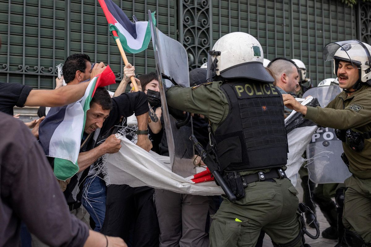 Propalestinský dav zaútočil v Aténách na hotel, v němž byli izraelští turisté