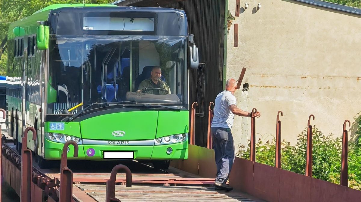 Středočeský kraj posílá autobusy na Ukrajinu