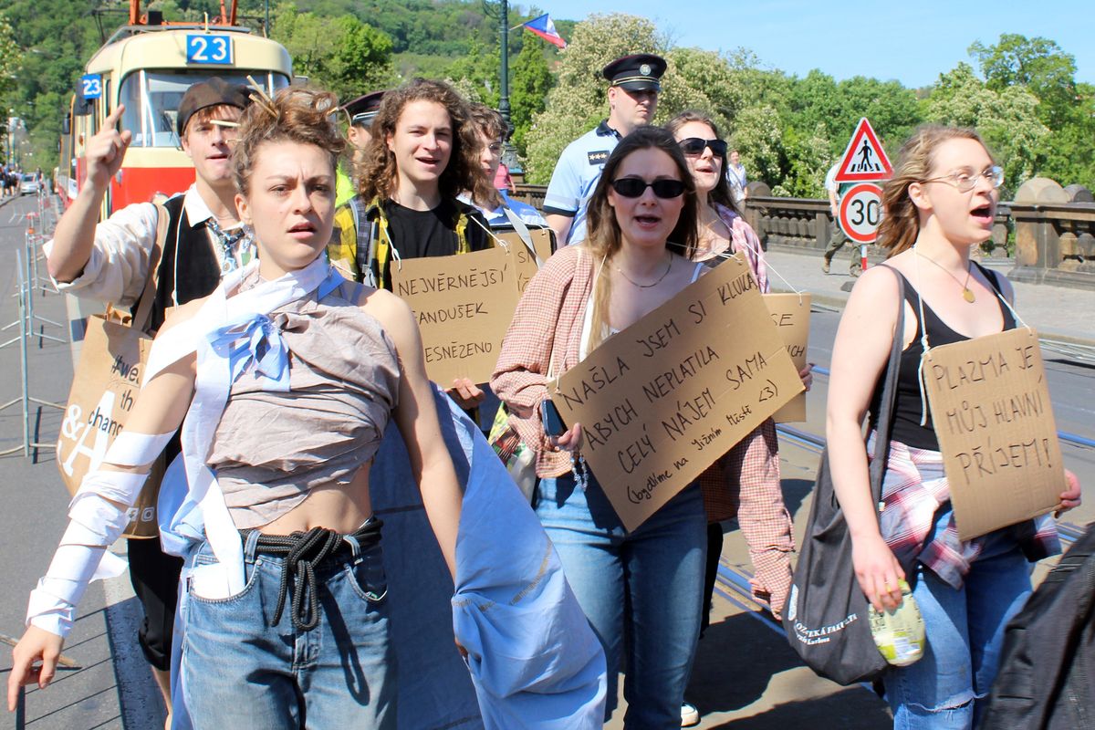 Drahé bydlení trápí mladé více než války nebo klima