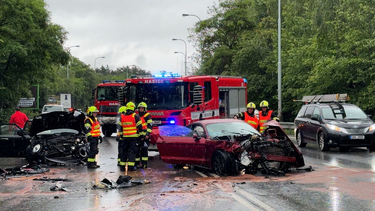 Hromadná nehoda v Praze, bouralo pět aut