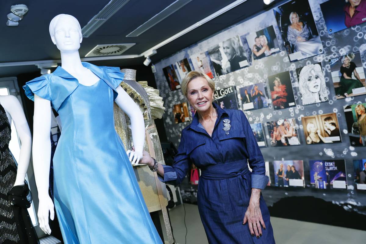 Na snímku zpěvačka Helena Vondráčková. V pozadí fotky, které dokumentují její kariéru