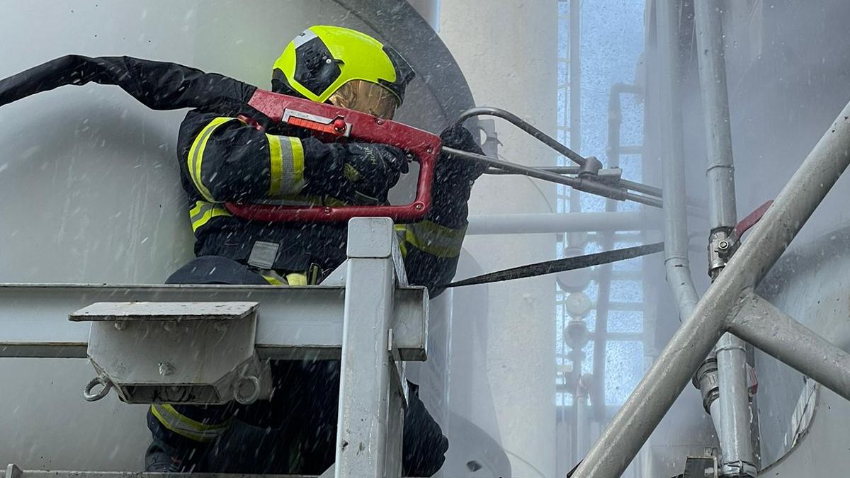 Hasiči likvidují požár ve firmě na Mostecku, evakuováno bylo sto zaměstnanců