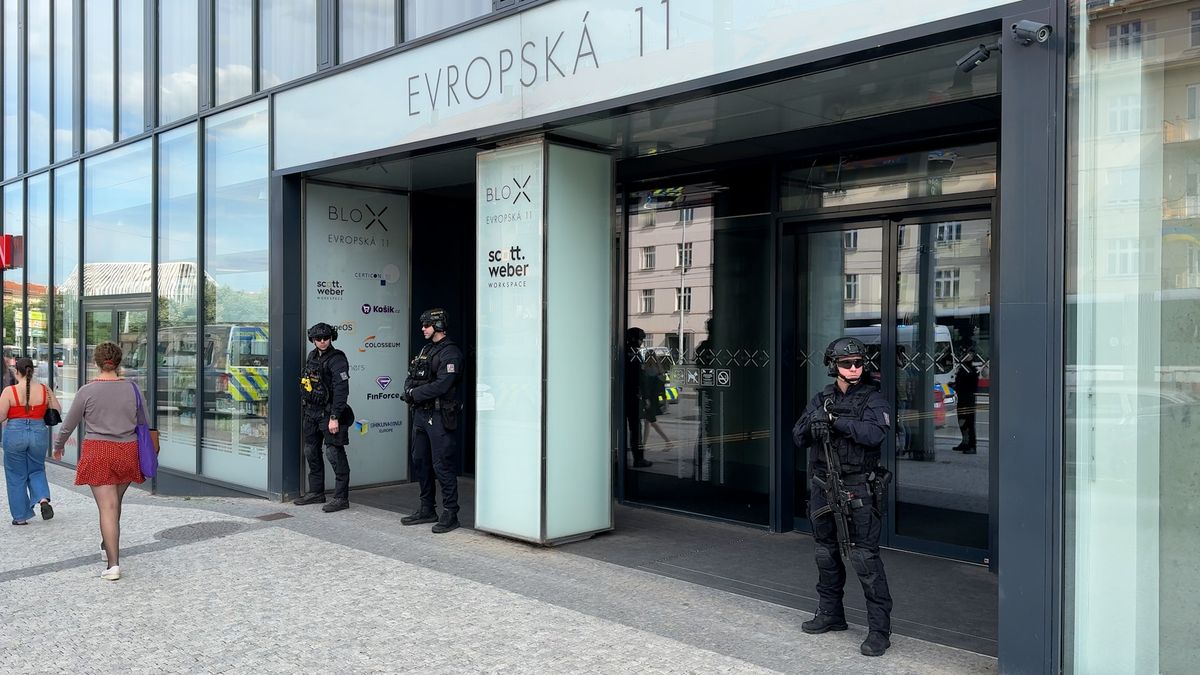 Policejní manévry v Praze kvůli vyhrožujícímu muži. Je na útěku