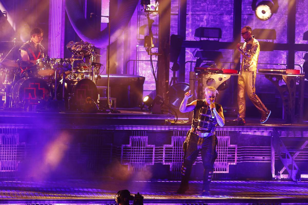 Na snímku zpěvák Till Lindemann , bubeník Domov Schneider a klávesista Flake Lorenz