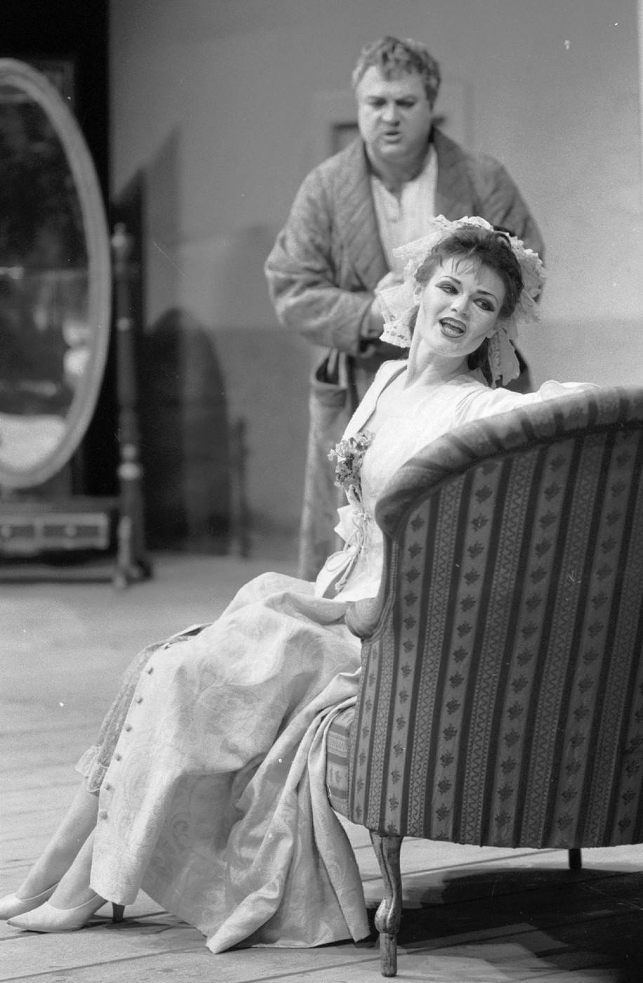 Činohra ND v Praze uvedla premiéru Moliérova Tartuffa. V titulní roli se představil Bronislav Poloczek. Na sn. Bronislav Poloczek a Simona Postlerová, květen 1988