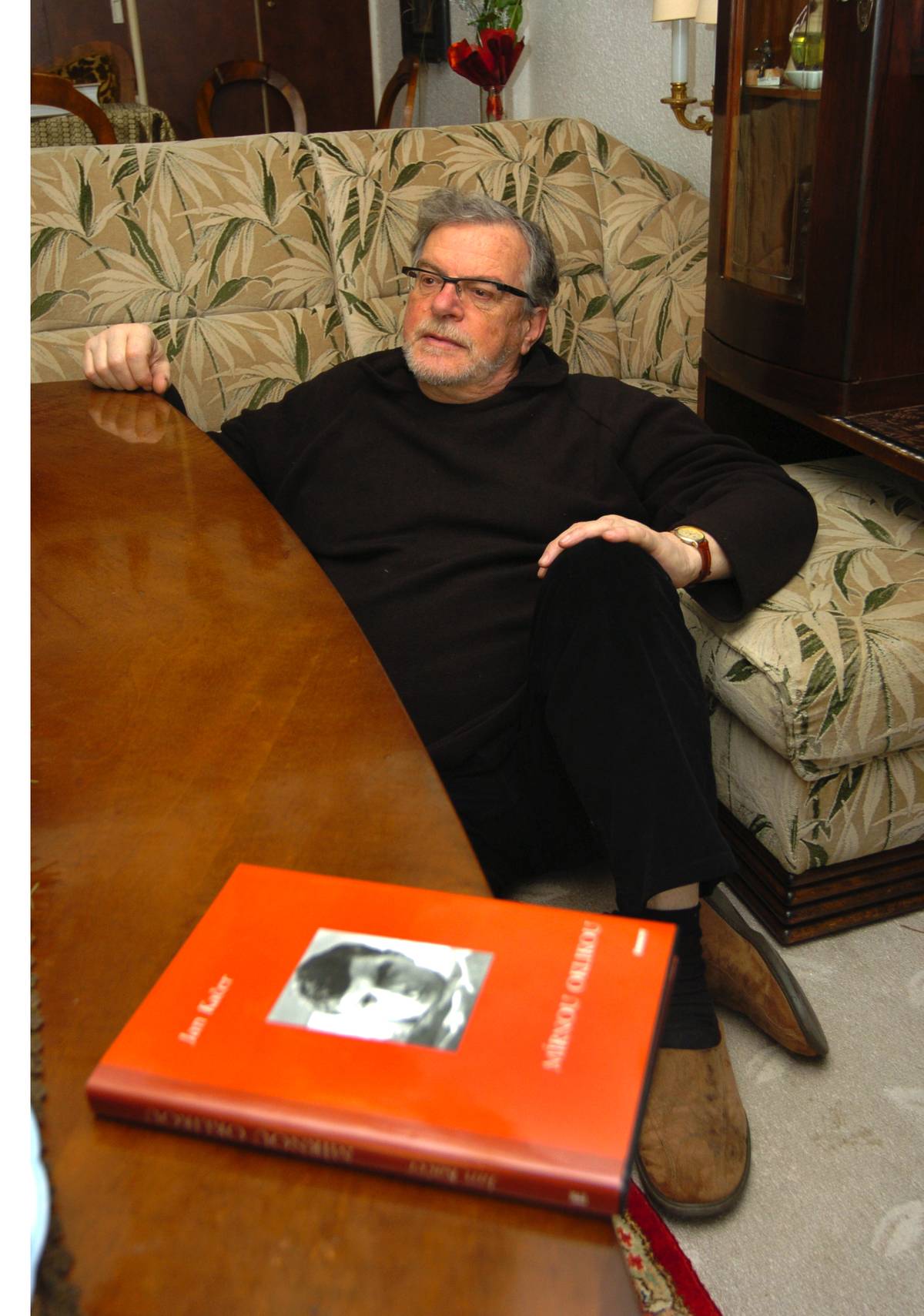 Jan Kačer se svou knihou, která vypráví o jeho životě. Nazval ji Mírnou oklikou (2005)