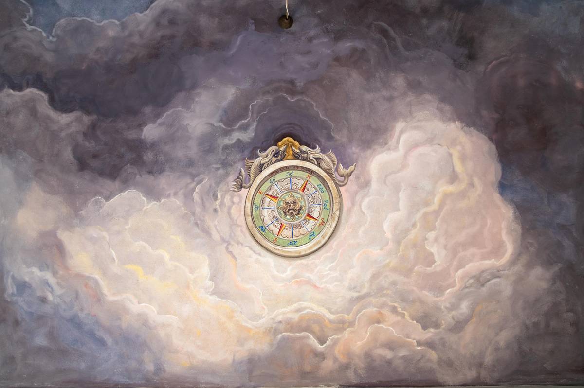 Motiv zamračeného nebe a kompasu na stropě jednoho ze sálů