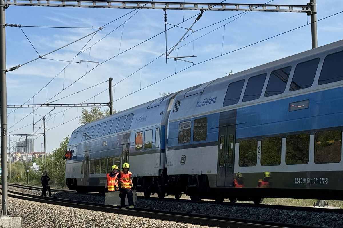 Vlak na Děčínsku usmrtil osobu, provoz mezi Děčínem a Ústím přerušen