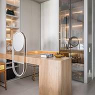 Skříně a police jsou zárukou, že si paní domu bude mít kde odkládat všechny své drobnosti a že o nich bude mít neustálý přehled