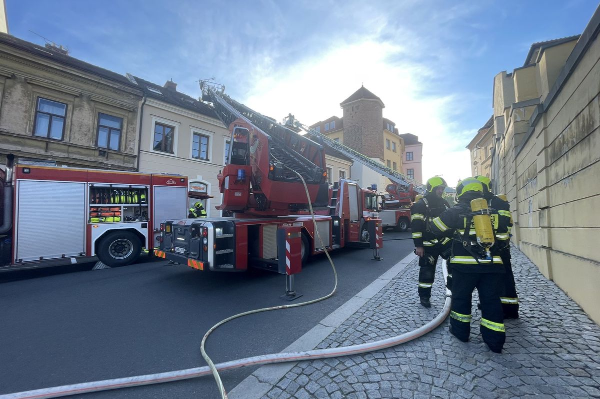 V historickém centru Hradce Králové hoří podkroví domu