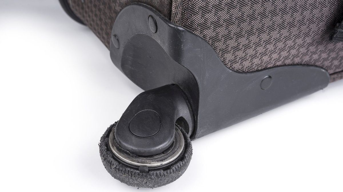 Cestující urval kolečka od kufru, aby jej pustili do letadla bez příplatku