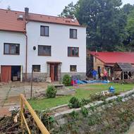 Dům, kde bydlí Lucie Bartošová s rodinou. „Vodu jsme měli v garážích a dílně. Naštěstí bydlíme v prvním patře. Zahrada je úplně v pytli, všude na ní je bláto. Ale to zvládneme,“ podotkla Bartošová.