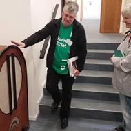 Funkční zvětšenina dobového rádia zdobí jednu z chodeb.