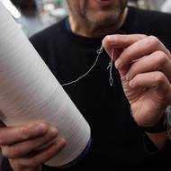 Základní jednotka pletení. Tisíce metrů příze je potřeba k výrobě punčoch, které pak skončí na pultech obchodů