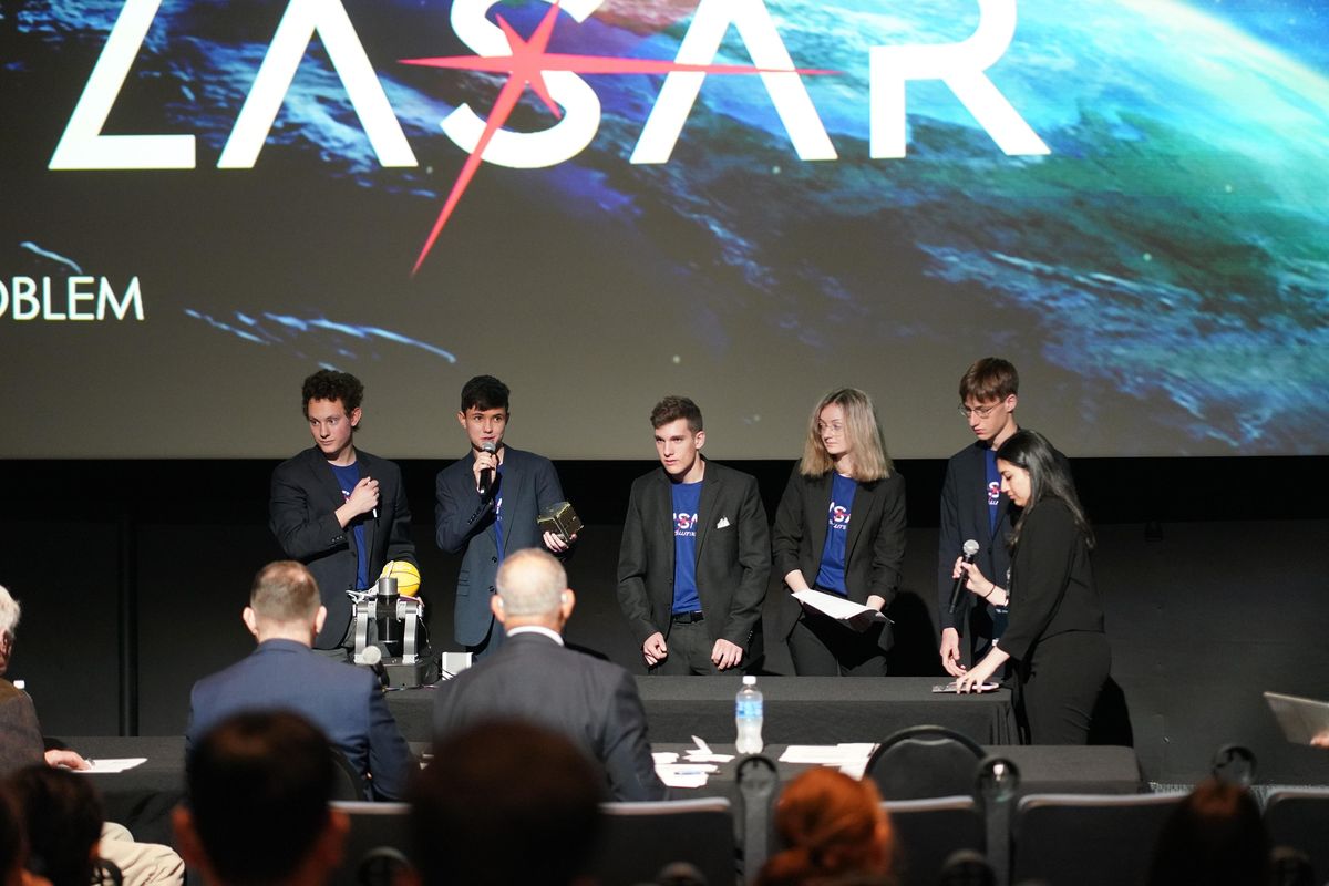 Gli studenti delle scuole superiori ceche hanno dominato una competizione della NASA con un progetto di riparazione satellitare remota