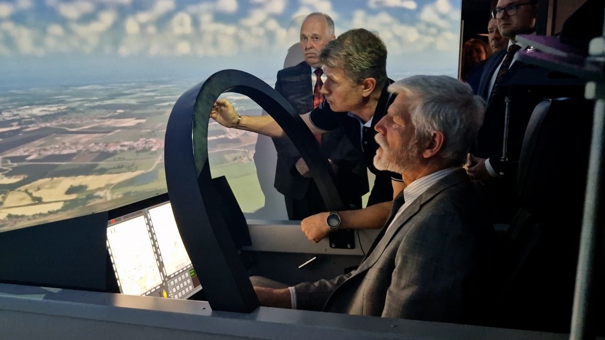 Prezident Pavel se předvedl na leteckém trenažéru