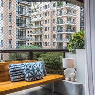 Interiér je protažen i na balkon, který je oddělen za posuvnou prosklenou stěnou 