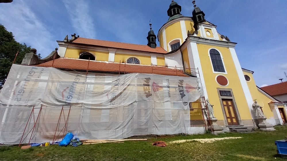 Vyhořelý kostel má novou střechu. S opravou barokního chrámu pomáhají sbírky