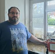 Dobrovolní hasiči rozbili okno, aby dostali nemocného seniora ven. „Jinak by tady utonul,“ je přesvědčený Soukup.