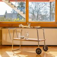 Servírovací stolky z ohýbaných trubek patří k dobovému designu.