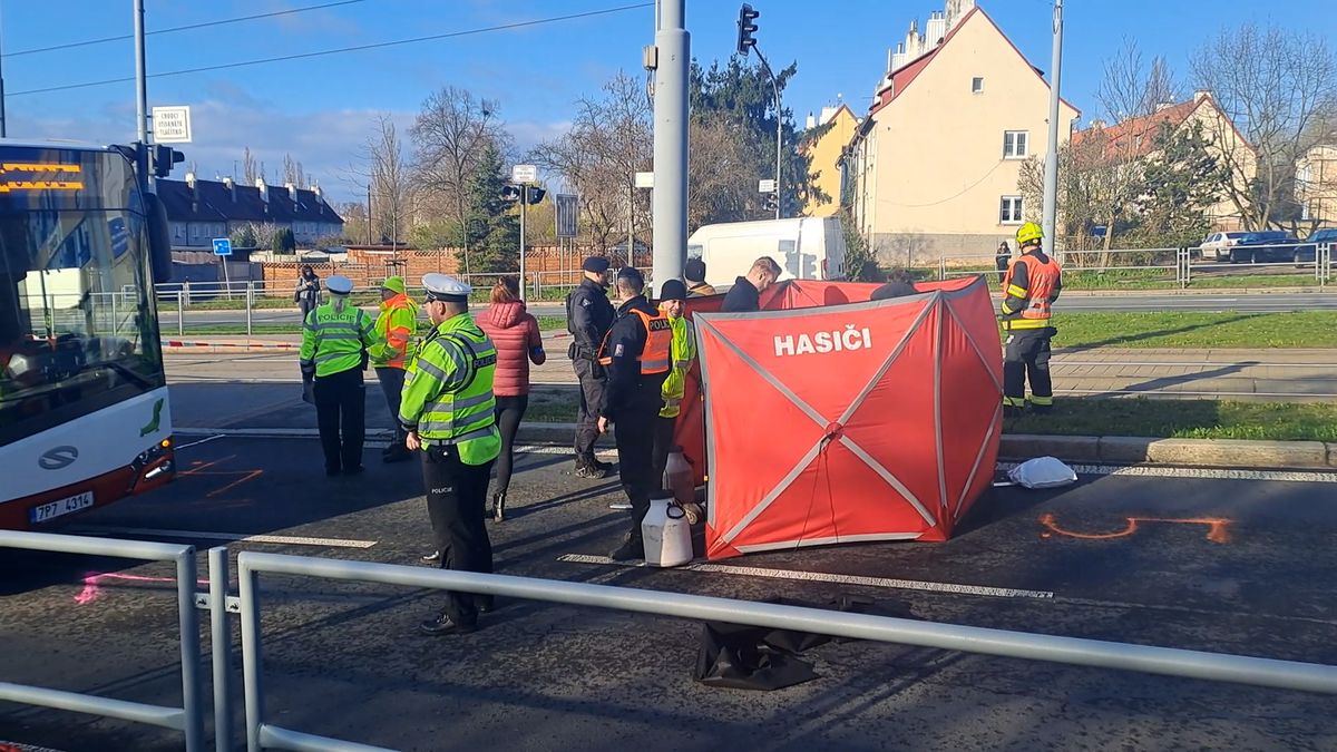 Autobus MHD srazil v Plzni na přechodu muže, ten na místě zemřel