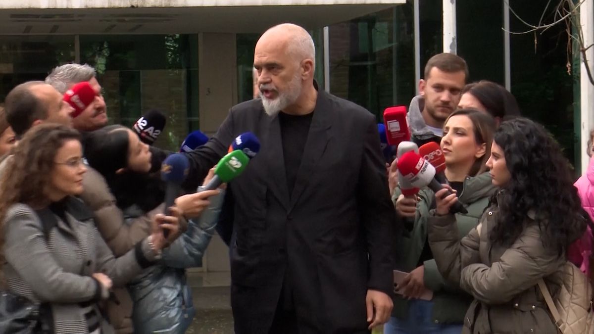 Albánský premiér vztáhl ruku k obličeji televizní reportérky a odstrčil ji