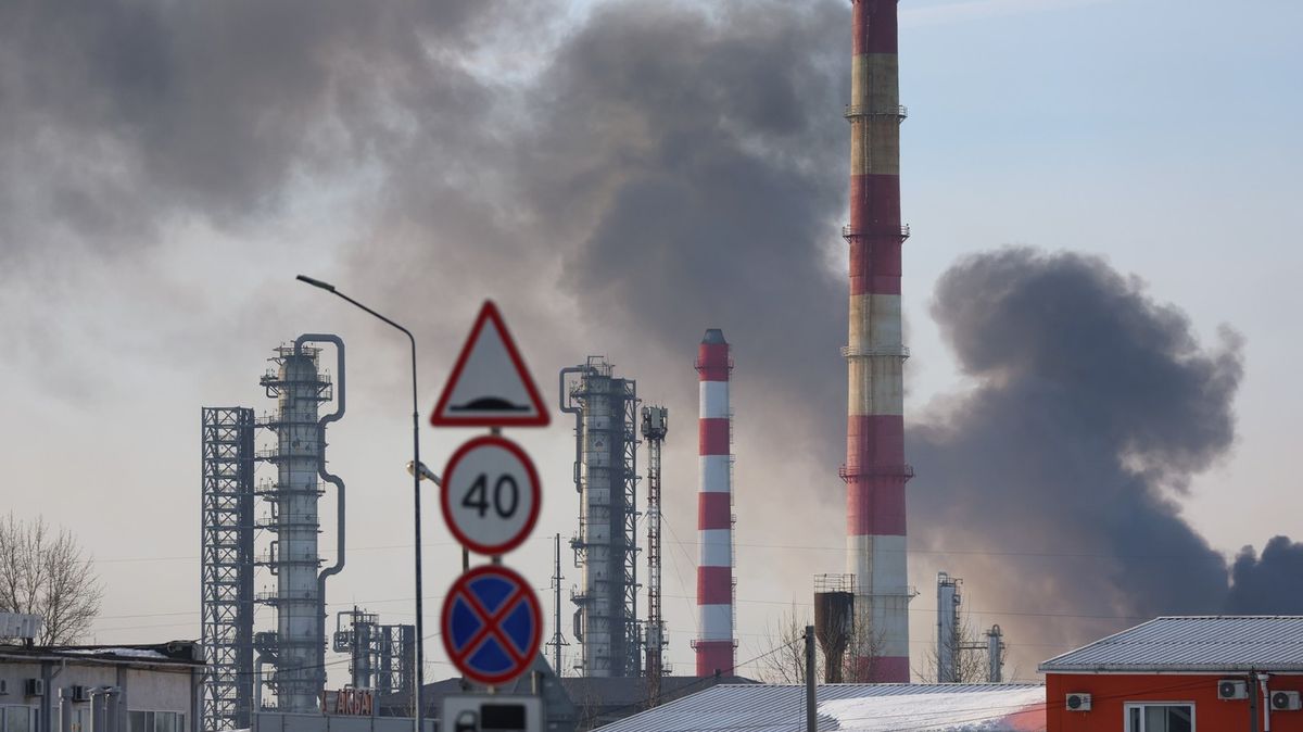 V Rusku hoří ropná rafinerie