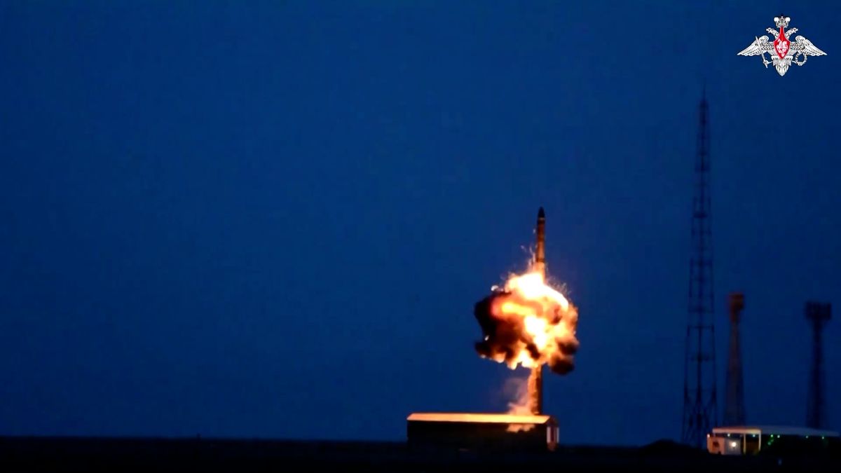 Rusové testovali mezikontinentální balistickou střelu. „Vesmírná medúza“ vyděsila místní