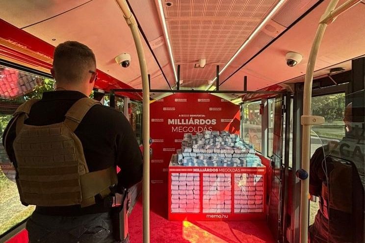 Po Maďarsku jezdí před volbami autobus s miliardou forintů