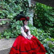 Zdobnější oděvy se pojí zejména k evropským dějinám