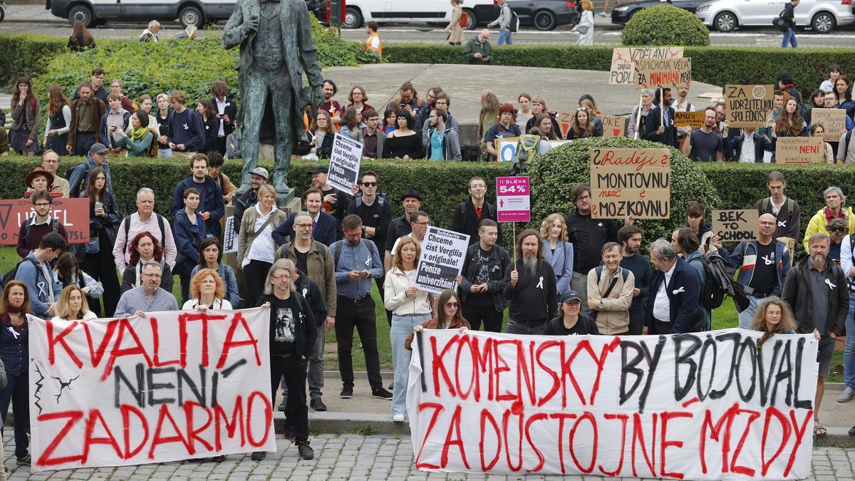 Komenský by bojoval. Akademici v centru Prahy protestovali proti chabým mzdám
