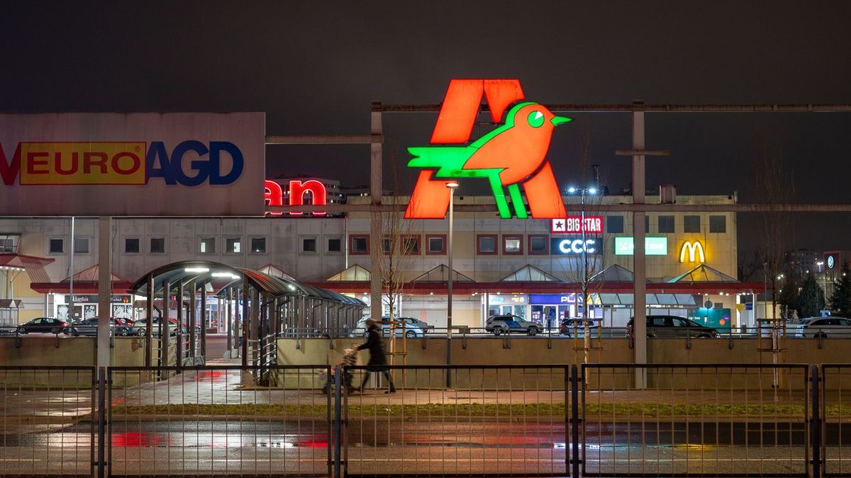 Zaměstnanci zkrachovalého supermarketu v Polsku rozprodávají zboží. Chtějí si vyplatit dlužné mzdy