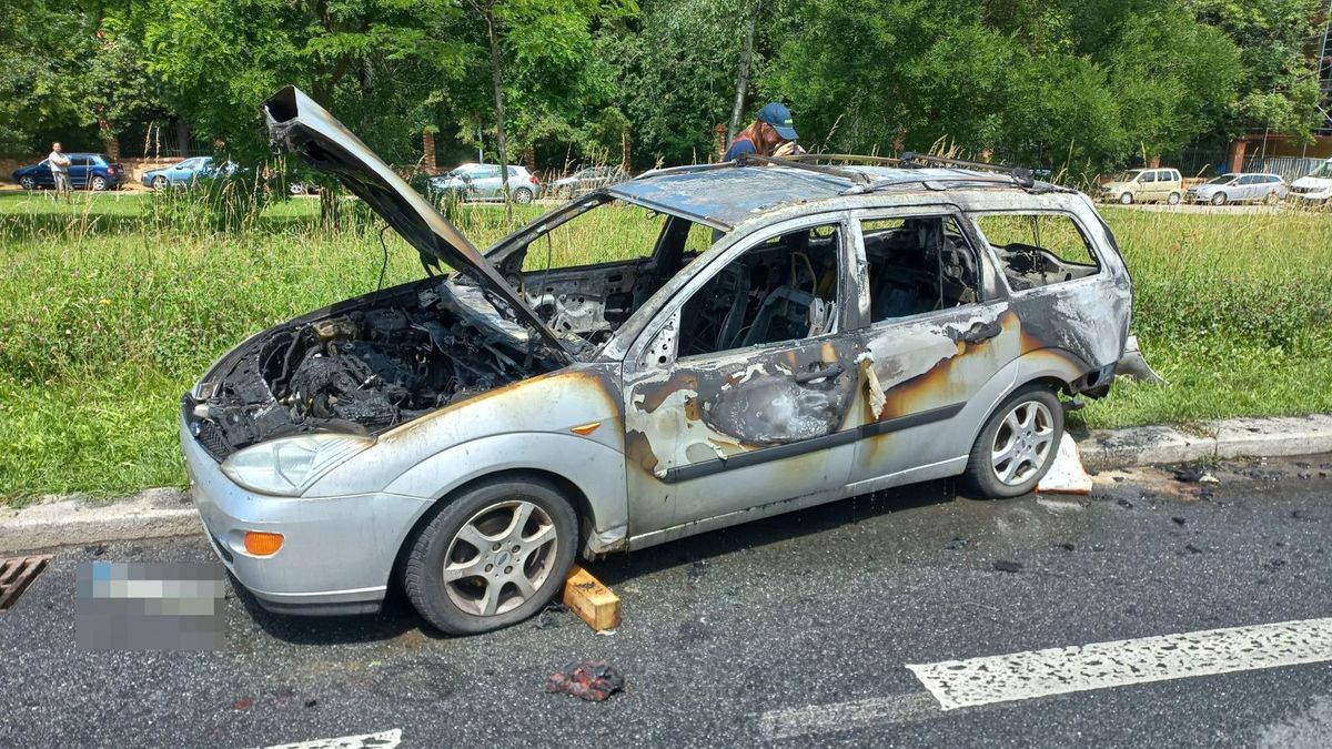 Hořící auto se v Praze řítilo z kopce na lidi, do cesty mu vjel policista
