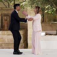 Britský premiér Rishi Sunak se vítá s italskou premiérkou Giorgiou Meloniovou při zahájení summitu skupiny zemí G7 .