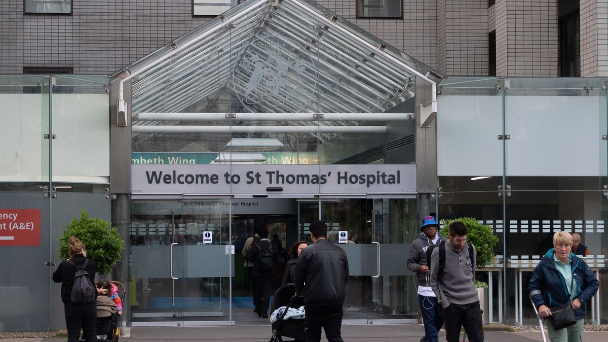 Londýnské nemocnice kvůli ruským hackerům ruší pacientům s rakovinou termíny operací