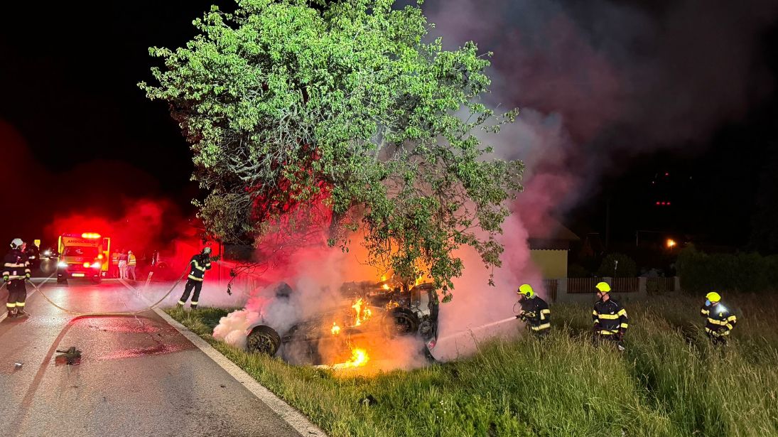 Podnapilý řidič utekl z hořícího volkswagenu při havárii na Českobudějovicku