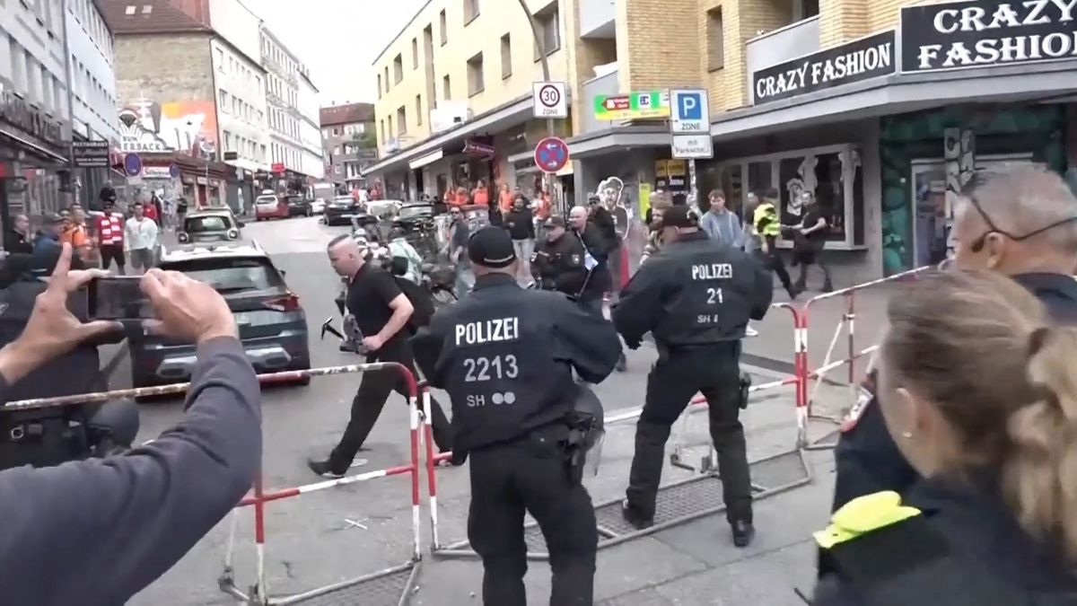 Policie v Hamburku mezi fotbalovými fanoušky postřelila útočníka s cepínem