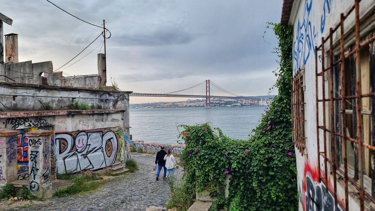 Jiný svět za nablýskaným Lisabonem. Ruiny továren ukrývají squaty uprchlíků i umělců