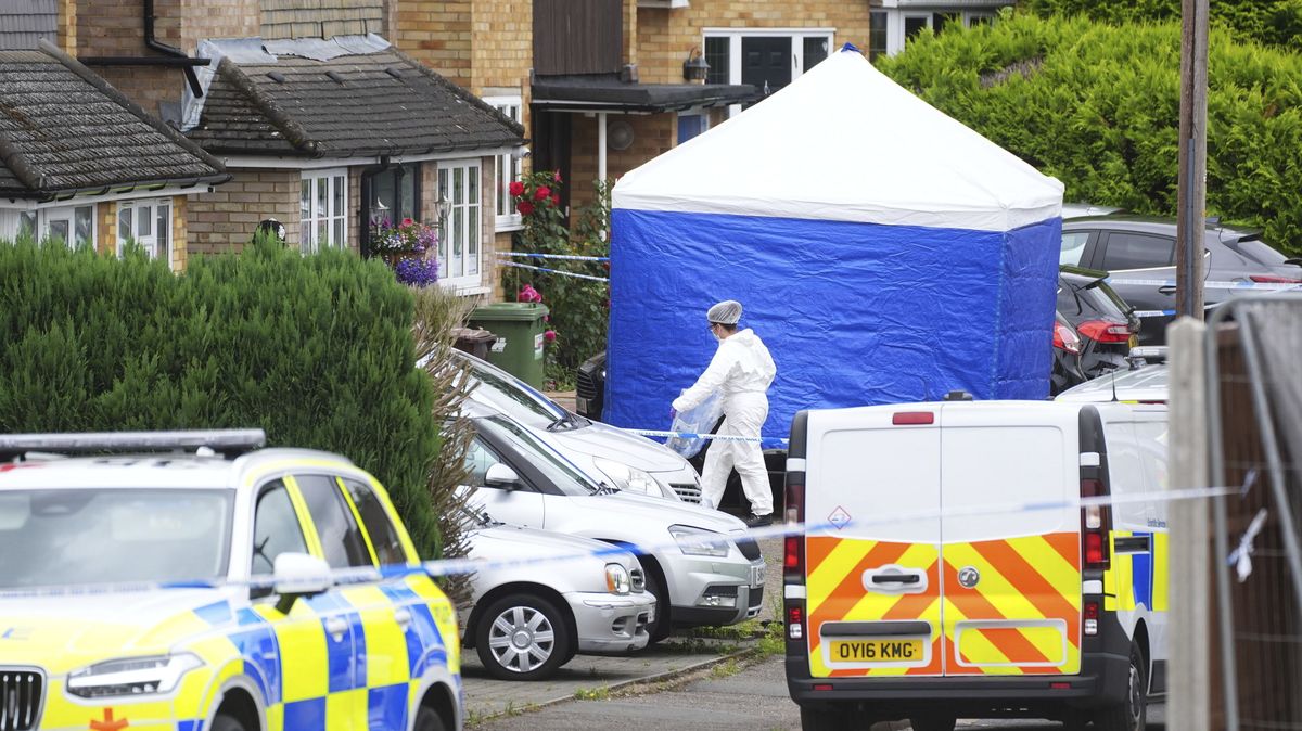 Manželku a dcery komentátora BBC spoutal a zastřelil kuší. Britská policie zatkla podezřelého