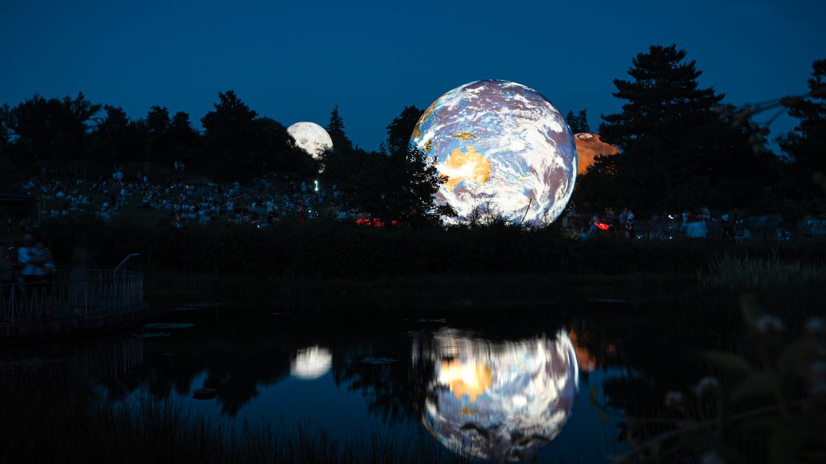 FOTO: Obří modely planet opět rozsvítily park v Brně