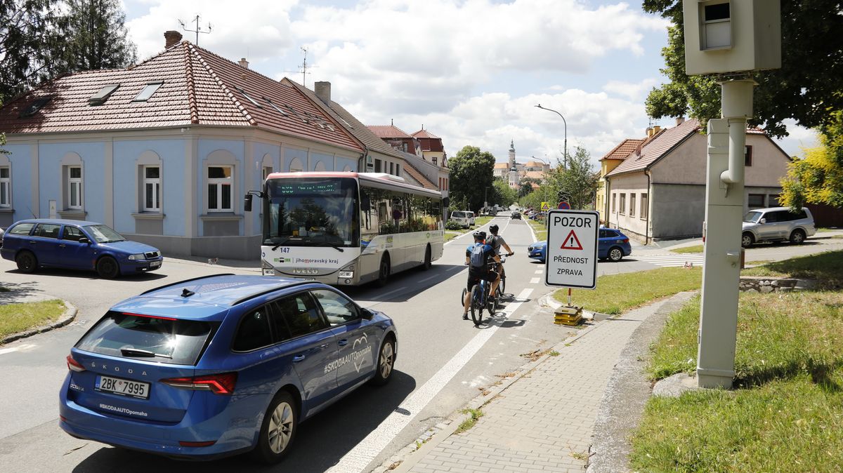 Třicítka i pravidlo pravé ruky. Mikulov spustil novinky v dopravě a přišel chaos a protesty